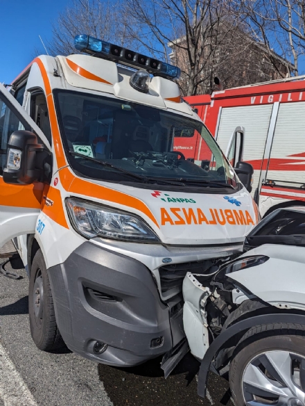 ORBASSANO - Un'ambulanza della Croce Bianca coinvolta in un incidente