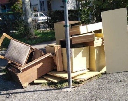 NICHELINO - Svuotano casa da mobili vecchi e li abbandonano in via Parri