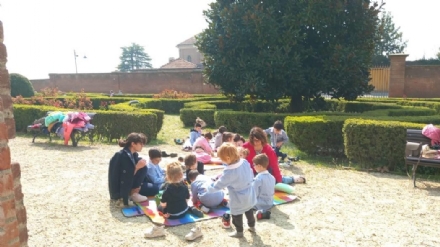 MONCALIERI - I bimbi dell'asilo del centro a lezione nel giardino del Castello Reale