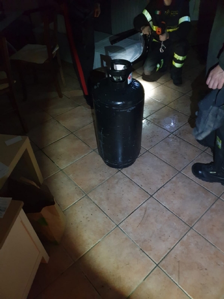 CARMAGNOLA - Incendio nella notte in un appartamento di via Rubatto: bombola gas rischiava di esplodere
