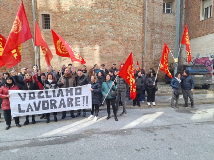 NICHELINO - Gli operai della Delgrosso manifestano sotto il Consiglio regionale