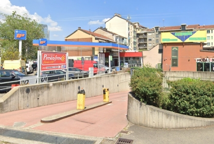 MONCALIERI - Dopo l'incendio, 300 garage dichiarati inagibili dai vigili del fuoco in via Pininfarina
