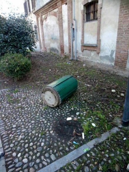 CARMAGNOLA - Rovesciati i cestini dei rifiuti in via Barbaroux: vandali in azione