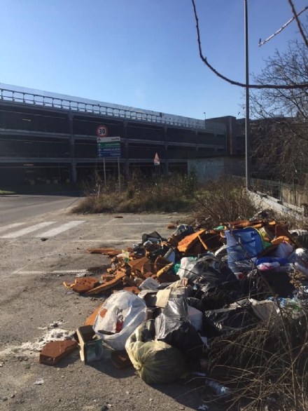 MONCALIERI - Discariche abusive a go go nella zona dei centri commerciali