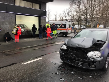 NICHELINO - Incidente stradale in via XXV Aprile: caos e traffico paralizzato