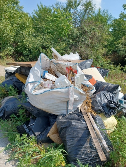 MONCALIERI - Nuova mini discarica abusiva rinvenuta alla Barauda