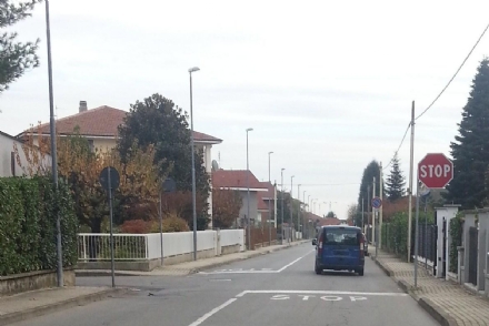 BRUINO - Si ferma per chiudere il cancello e i ladri le rubano la macchina
