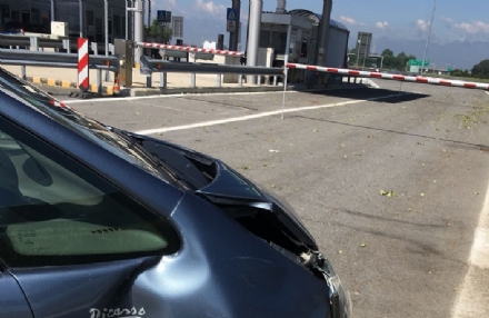 TROFARELLO - Ubriaca al volante si schianta contro il casello della tangenziale