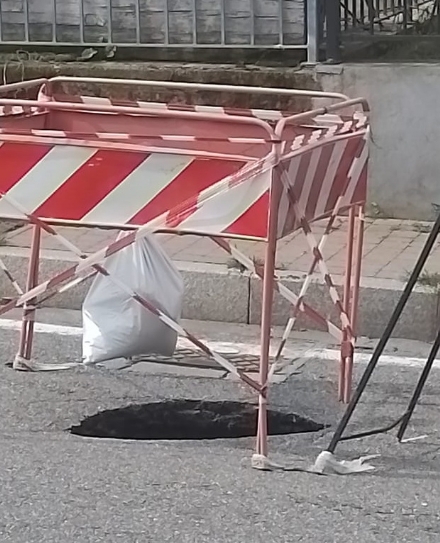 MONCALIERI - Da via Giacosa a strada Revigliasco, le strade cedono e si aprono voragini
