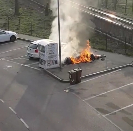 NICHELINO - Vandali danno fuoco ai cassonetti dei rifiuti in via Bengasi