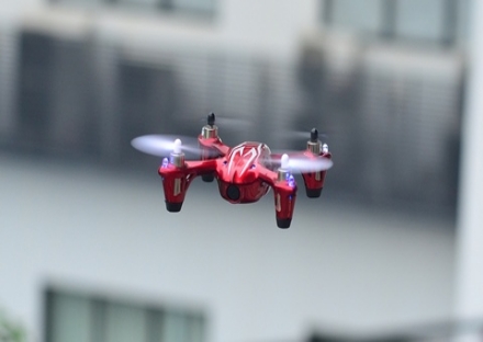LA LOGGIA - Un drone giocattolo in volo semina il panico in paese
