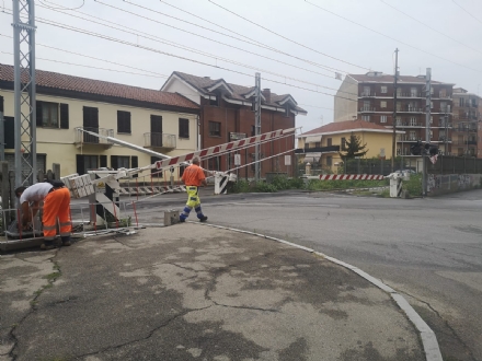 NICHELINO - Barriere ai passaggi a livello contro i furbetti che passano con le sbarre chiuse