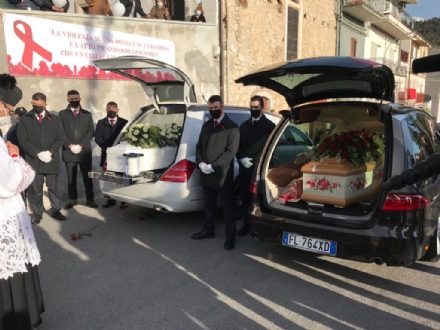 CARMAGNOLA - Il consigliere Filiberto ai funerali di Teodora e Ludovico: 'In paese chiedono giustizia'