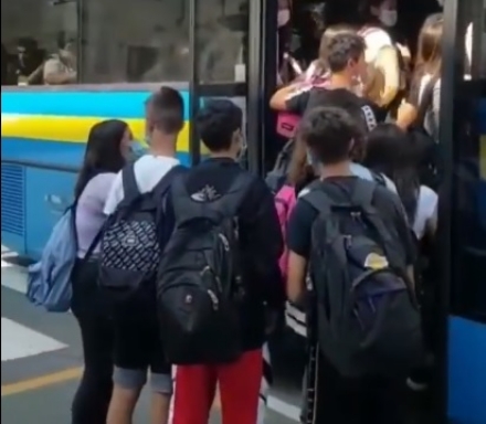 PIOSSASCO - Torna il problema autobus stracolmi e gli studenti restano a terra alle fermate