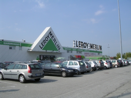 MONCALIERI - Nasconde la refurtiva nel cuscino, ma la cassiera lo costringe alla fuga