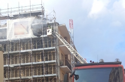 MONCALIERI - Paura per un incendio in un cantiere di via Praciosa