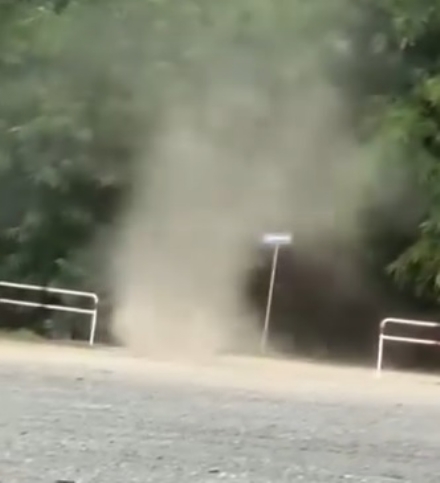 ORBASSANO - Nel parcheggio del San Luigi di forma un piccolo Dust Devil