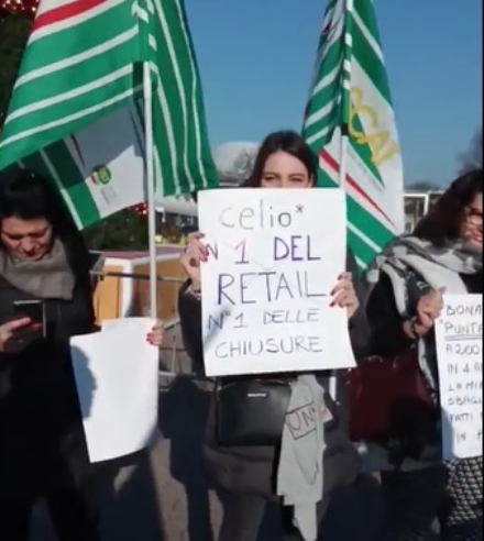 BEINASCO - Sciopero dei lavoratori Celio per la chiusura dei punti vendita in provincia