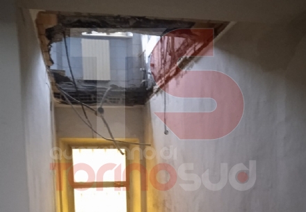 MONCALIERI - Il pavimento crolla nelle scale condominiali durante i lavori di ristrutturazione