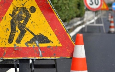 CARMAGNOLA - Tornano i disagi in via Chieri per lavori di asfaltatura dopo la realizzazione delle fogne