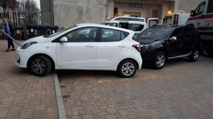 PIOSSASCO - Incidente in piazza Falcone e Borsellino: un ferito