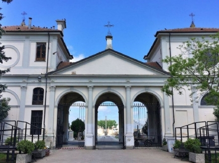 CARMAGNOLA - Rumori sospetti dentro al cimitero, mancano le chiavi e i carabinieri devono scavalcare