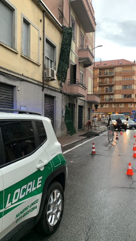 MONCALIERI - Maltempo causa interventi per alberi pericolanti. Si stacca una ringhiera in via Bogino