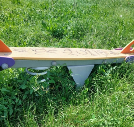 CARMAGNOLA - Il gioco bimbi è vandalizzato e nonno con il nipotino di 9 mesi cadono per terra