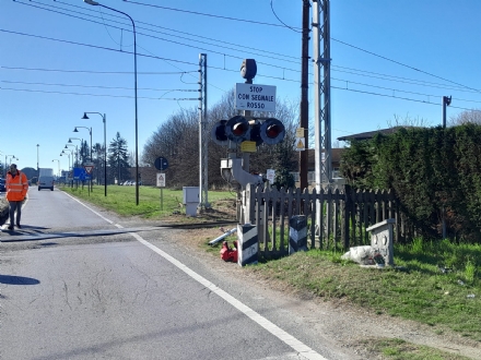 VINOVO - Camion sfonda passaggio a livello e fugge: caccia al responsabile