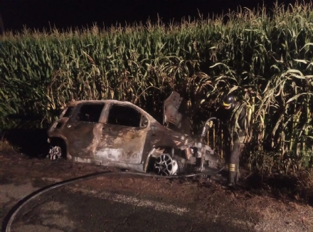 CARMAGNOLA - Brucia un'auto senza targhe a San Michele: forse rubata