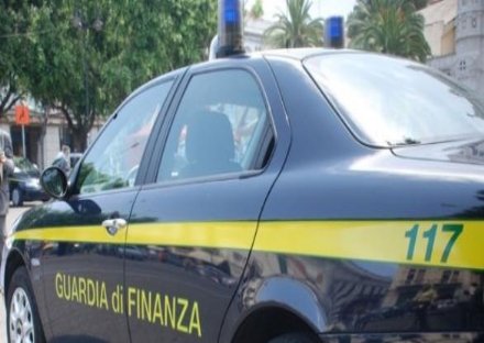NICHELINO - Prodotti pericolosi e lavoratori in nero: cinque denunciati