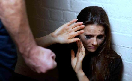 MONCALIERI - Botte e insulti alla compagna: «Mi picchia e mi dice di mettermi a cuccia». Poi lei lo denuncia