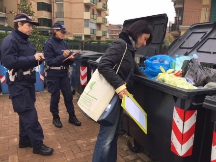 BEINASCO - Cinque condomini premiati per la buona raccolta differenziata
