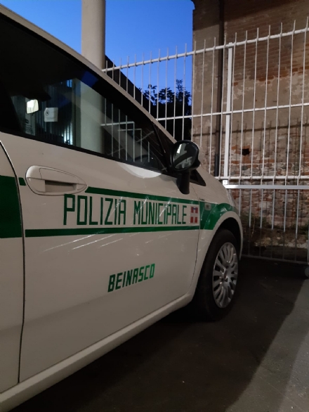 BEINASCO - Senza biglietto aggredisce il controllore sul bus: la polizia locale lo acciuffa