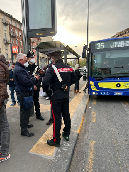 MONCALIERI - Controlli in piazza Bengasi: uno su cinque prendeva i mezzi pubblici senza biglietto