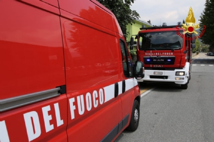 CARMAGNOLA - Prende fuoco il tetto di un edificio: pronto intervento dei vigili del fuoco