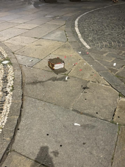 MONCALIERI - Fuochi d'artificio per la proposta di matrimonio in centro, ma i residenti si arrabbiano