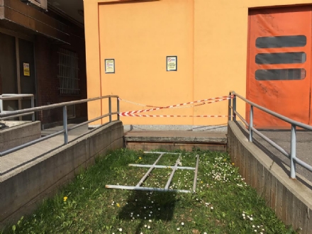 ORBASSANO - Crollo della ringhiera al pronto soccorso, il San Luigi: «L'area era delimitata da un nastro»