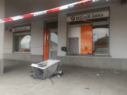 CARMAGNOLA - Esplode il bancomat della filiale Unicredit: un altro colpo della «banda della marmotta»