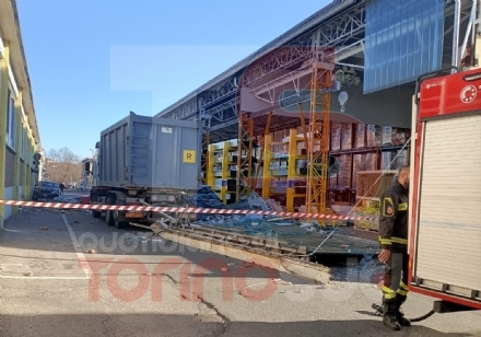 NICHELINO - Forte vento, crolla il muro di un'azienda in via Bardonecchia: tre auto sotto le macerie - FOTO