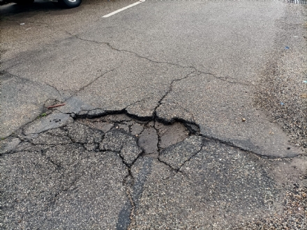 CINTURA - Buche ovunque sulle strade per la pioggia e ci sono le prime auto danneggiate