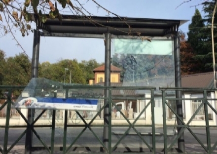 MONCALIERI - Vandali in azione: sfasciata una pensilina del bus