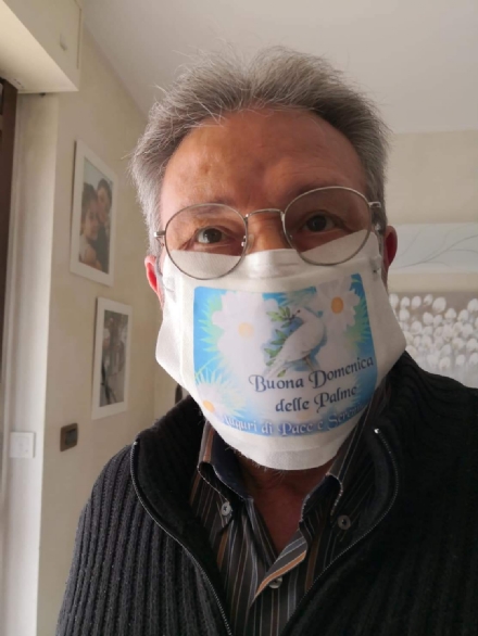 NICHELINO - Il pensionato che crea mascherine dei cartoni animati