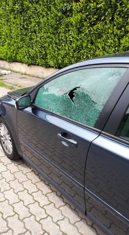 LA LOGGIA - Raid vandalico sulle auto parcheggiate: devastati finestrini e specchietti