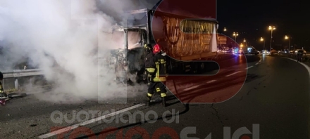 MONCALIERI - Camion prende fuoco sulla tangenziale sud: paura e traffico bloccato - FOTO