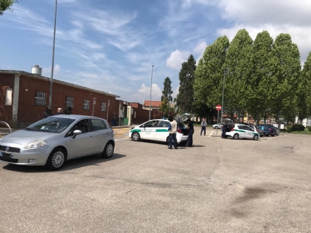 NICHELINO - Due auto si toccano in manovra davanti al cimitero e succede il parapiglia