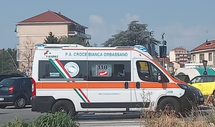 ORBASSANO - Incidente alla rotatoria Eurospin, coinvolto un motorino