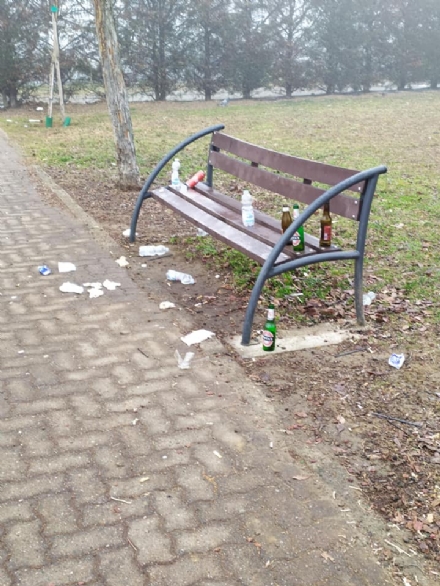 ORBASSANO - Parco Galilei vittima di vandali e maleducati