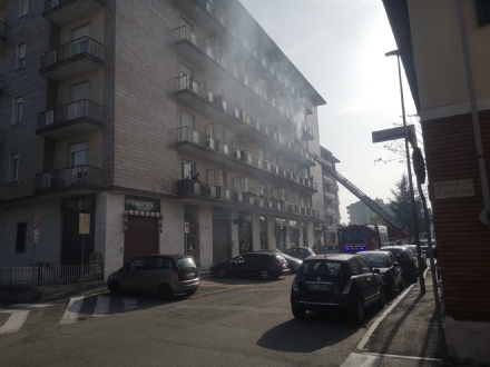 NICHELINO - Brucia un appartamento in via Cagliari: paura al terzo piano di un palazzo