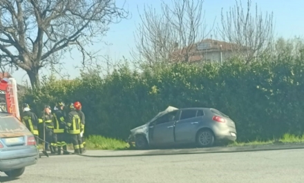 ORBASSANO - Auto in marcia prende fuoco sulla provinciale: traffico in tilt